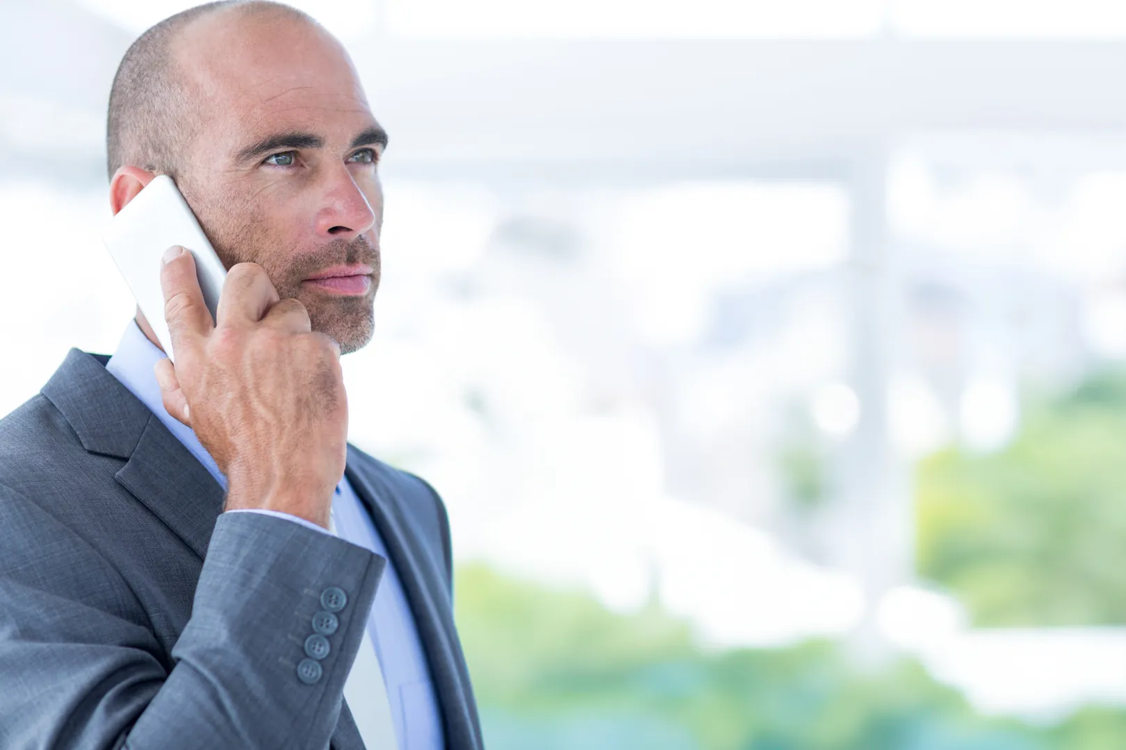 Tableau de bord financier montrant la réduction de dettes et l'amélioration du ratio d'endettement